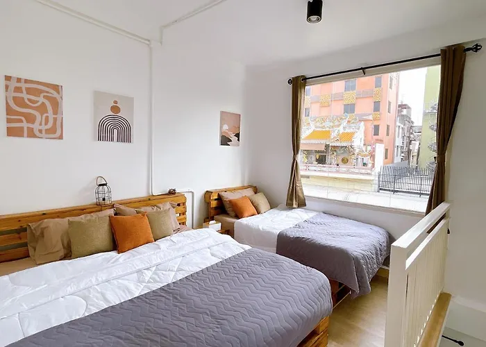 Lively And Cozy Canal House ,Entire House